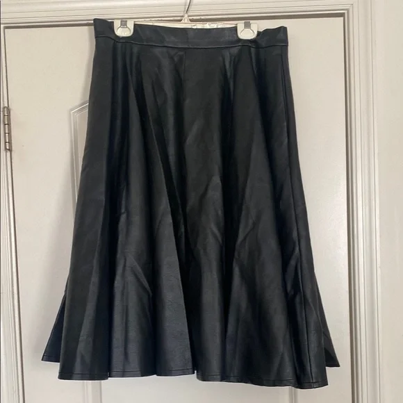 BAD GIRL CIRCLE SKIRT IN VEGAN LEATHER - VIXEN BY MICHELINE PITT - Picture 4 of 9